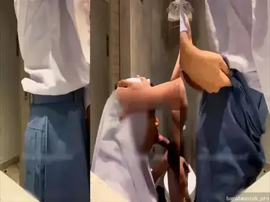 Ngentot diam-diam sama cewek sekelas di toilet