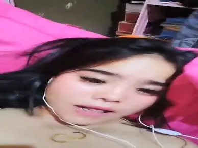 Pamer Meki Basah Pake Earphone Putih Ngocok Brutal